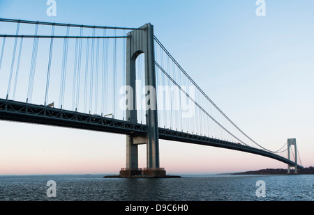 Verrazano-Narrows Bridge a sunrise, New York City, Stati Uniti d'America Foto Stock