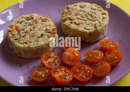 Vista ravvicinata di broccoli e farro tofu vegan burger Foto Stock