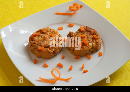 Vista ravvicinata di farro vegetariana e carote burger organico Foto Stock