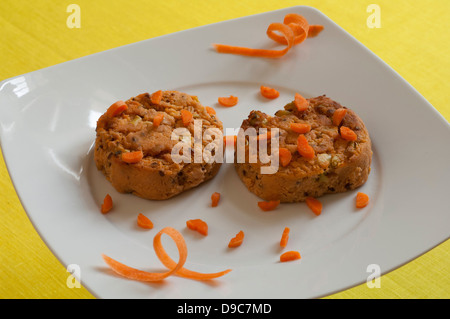 Vista ravvicinata di farro vegetariana e carote burger organico Foto Stock