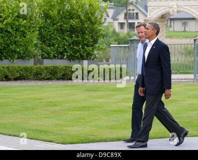 Enniskillen, Irlanda del Nord / Gran Bretagna. 17 Giugno, 2013. Primo Ministro britannico David Cameron saluta il presidente Usa Barack Obama (R) all'inizio del vertice del G8 a Enniskillen, Irlanda del Nord / Gran Bretagna, 17 giugno 2013. Il vertice del G8 avviene in un golf hotel a Lough Erne il 17 e 18 giugno 2013. Foto: TIM BRAKEMEIER/dpa/Alamy Live News Foto Stock