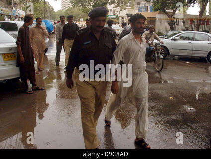 I funzionari di polizia arresto dei membri di nuova nomina insegnanti Commissione di azione durante una manifestazione di protesta nei pressi di Sindh edificio di assemblaggio a Karachi il lunedì, 17 giugno 2013. Foto Stock