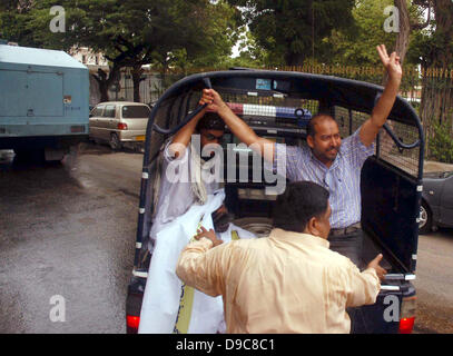 I funzionari di polizia arresto dei membri di nuova nomina insegnanti Commissione di azione durante una manifestazione di protesta nei pressi di Sindh edificio di assemblaggio a Karachi il lunedì, 17 giugno 2013. Foto Stock