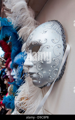 Immagine della maschera veneziana in color argento appeso alla parete in vendita a Venezia, Italia. Foto Stock