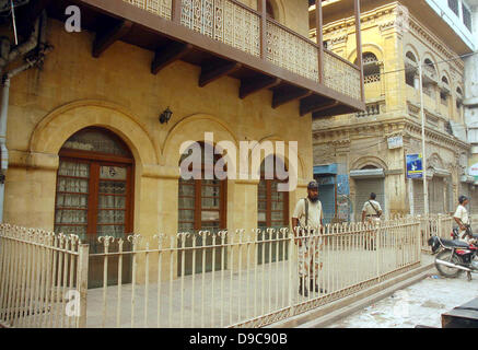 I funzionari di sicurezza sono state implementate per la sicurezza di Wazir Mansion, il luogo di nascita di Quaid-e-Azam Muhammad Ali Jinnah a Kharadar area in Karachi il lunedì, 17 giugno 2013. Sicurezza di Wazir Mansion, luogo di nascita del fondatore della nazione, è stata potenziata dopo l attentato a Quaid e Azam Residency in Ziarat che completamente danneggiato il palazzo storico. Foto Stock