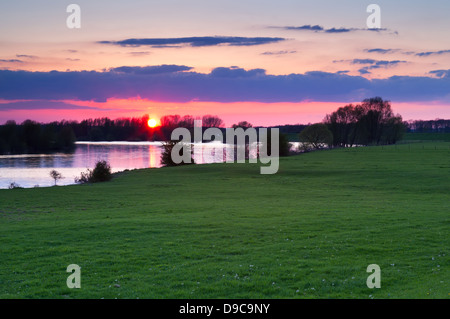 Rosso tramonto sul Fiume Ijssel, Paesi Bassi Foto Stock