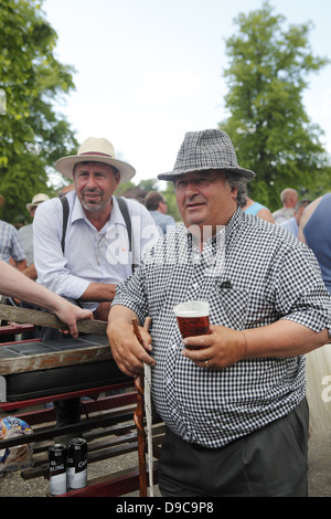 Gli uomini di zingaro si riuniscono per socializzare e commercio cavalli a Appleby Horse Fair in Cumbria, Inghilterra Foto Stock