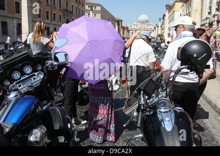 Roma, Italia. 16 giugno 2013 Harley Davidson appassionati convergono su Piazza San Pietro e Città del Vaticano per una benedizione papale durante la messa domenicale a Roma Italia per HD110th anniversario celebrazione europea Foto Stock