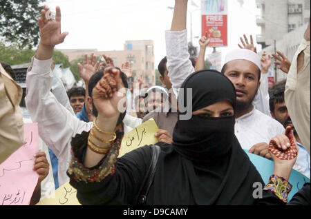 I membri di nuova nomina insegnanti Comitato d'azione stanno protestando contro il mancato pagamento dei loro stipendi durante una dimostrazione vicino gruppo di Sindh in Karachi il lunedì, 17 giugno 2013. Foto Stock