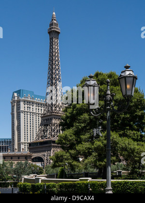 LAS VEGAS, NEVADA, USA - 26 MAGGIO 2013: Vista esterna del Paris Casino Resort Hotel Foto Stock