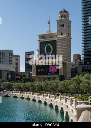 LAS VES, USA - 27 MAGGIO 2013: Vista lungo il Parapet e il Ponte verso l'indicazione per il Bellagio Resort Hotel Foto Stock