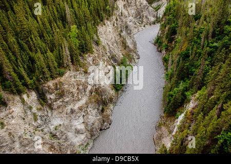 Fiume Kuskulana vista dal ponte Kuskulana, c 1910, costruito dal fiume di rame e di Northwest Railroad per accedere alle miniere Kennecott Foto Stock