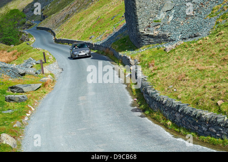 Una guida di automobili fino Honister Pass vicino Buttermere nel distretto del Lago Foto Stock