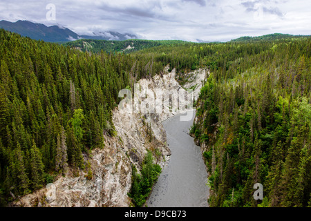 Fiume Kuskulana vista dal ponte Kuskulana, c 1910, costruito dal fiume di rame e di Northwest Railroad per accedere alle miniere Kennecott Foto Stock