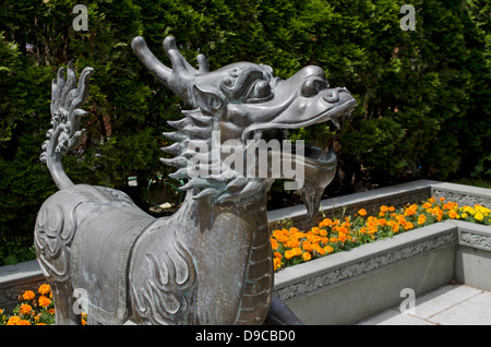 Un classico drago cinese scultura alla International tempio buddista a Richmond, British Columbia, Canada. Foto Stock