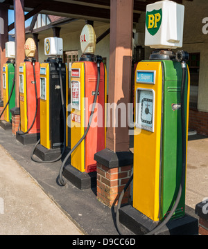 Devon, Inghilterra. 6 giugno 2013. Vecchie pompe di benzina in un motore a benzina gas station in rural East Devon. Gas e pompe diesel. Foto Stock