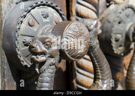 Maniglie delle porte della chiesa della cattedrale commemorativa di Alexander Nevsky a Sofia, la capitale della Bulgaria. Foto Stock