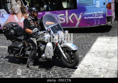 Sky tv annunci. Harley Davidson rider rotolo nella Roma. La bassa rumorosità di alcuni 35.000 Harley Davidson è il sorpasso di brusio di scooter e auto per le strade che circondano il Vaticano, e domenica sarà ancora presente in san pietro. Credito: s.s./alamy live news Foto Stock