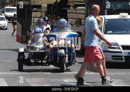 Roma, Italia. 16 giugno 2013 Harley Davidson appassionati convergono su Piazza San Pietro e Città del Vaticano per una benedizione papale durante la messa domenicale a Roma Italia per HD110th anniversario celebrazione europea Foto Stock