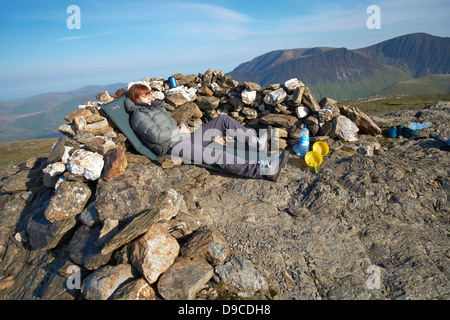 Un escursionista campeggio selvaggio sul vertice di Robinson nel distretto del Lago Foto Stock