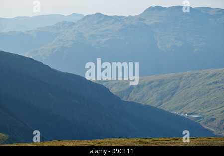 Guardando oltre verso Honister miniera di ardesia dal bordo Hindscarth in Buttermere, Lake District. Foto Stock