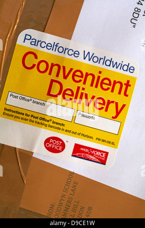 Parcelforce Worldwide comoda consegna adesivo sul pacco Foto Stock
