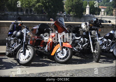 Gli appassionati di Harley-Davidson rotolo in Roma. La bassa rumorosità di alcuni 35.000 Harley Davidson è il sorpasso di brusio di scooter e auto per le strade che circondano il Vaticano, e Domenica sarà ancora presente in Piazza San Pietro. Foto Stock