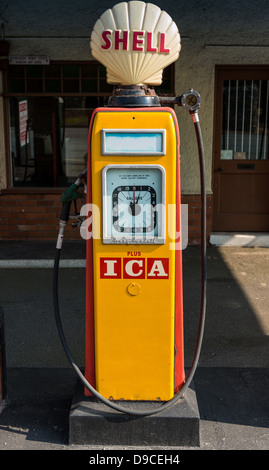 6 giugno 2013. Devon, Inghilterra. Vecchio, vintage pompe di benzina, pompe di benzina, presso un garage, stazione di gas, nel Devon, in Inghilterra. Foto Stock