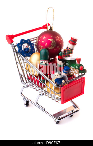Decorazione per alberi di Natale: carrello, piena di giocattoli di Natale e baubles, isolato su sfondo bianco Foto Stock