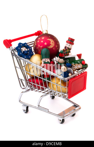 Decorazione per alberi di Natale: carrello, piena di giocattoli di Natale e baubles, isolato su sfondo bianco Foto Stock