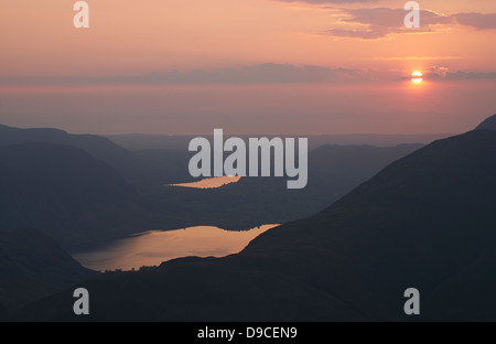 Crummock Water & Loweswater al tramonto dalla cima del Robinson nel Lake District. Foto Stock