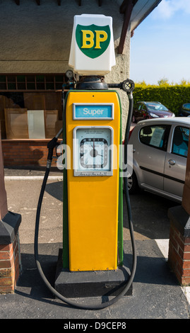 6 giugno 2013. Devon, Inghilterra. Vecchio, vintage pompe di benzina, pompe di benzina, presso un garage, stazione di gas, nel Devon, in Inghilterra. Foto Stock