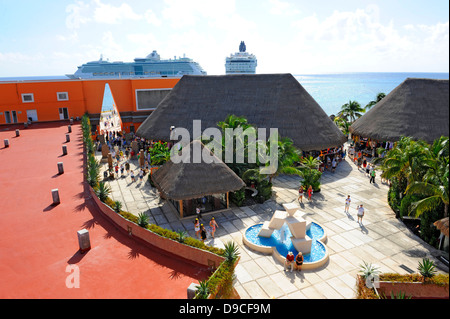 Costa Maya Messico spiaggia dei Caraibi Porto Crocieristico Area dello Shopping Foto Stock