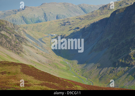 Guardando oltre verso Honister miniera di ardesia dal bordo Hindscarth in Buttermere, Lake District. Foto Stock