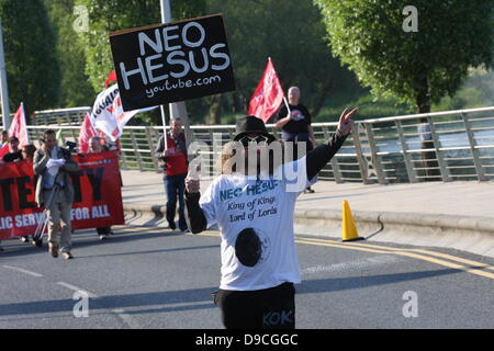 Enniskillen, Irlanda del Nord. 17 Giugno, 2013. Neo Hesus blogger video al G8 Rally di protesta a Enniskillen Credito: Darron Mark/Alamy Live News Foto Stock