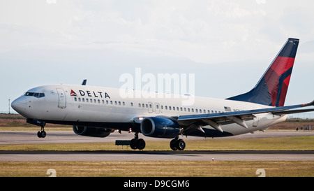 Un Delta Air Lines Boeing 737 (737-832) jetliner fa un atterraggio all'Aeroporto Internazionale di Vancouver. Foto Stock