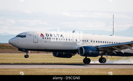 Un Delta Air Lines Boeing 737 (737-832) jetliner fa un atterraggio all'Aeroporto Internazionale di Vancouver. Foto Stock