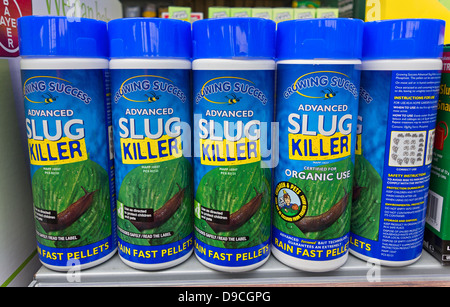 Vasche di slug pellet killer su un ripiano Foto Stock