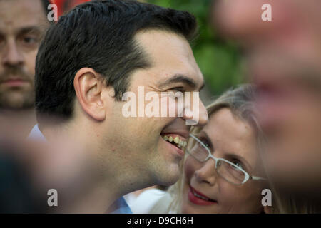 Atene, Grecia, 17 giugno 2013. Greco partito di opposizione SYRIZA leader, Alexis Tsipras sostenitori gli indirizzi di un anno dopo il 2012 elezioni parlamentari. Foto Stock