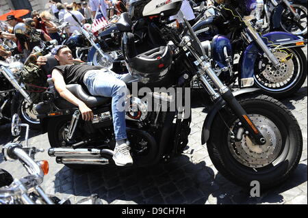 Il Rider dorme. Le motociclette Harley Davidson si sono schierate in una giornata estiva soleggiata e limpida. Gli appassionati di Harley-Davidson entrano a Roma. Il basso rombo di circa 35.000 Harley Davidson sta sorpassando il ronzio di scooter e auto nelle strade che circondano il Vaticano, e domenica sarà anche presente in Piazza San Pietro. Foto Stock