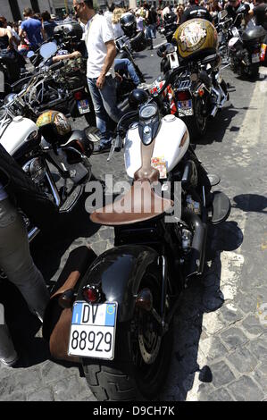 Gli appassionati di Harley-Davidson rotolo in Roma. La bassa rumorosità di alcuni 35.000 Harley Davidson è il sorpasso di brusio di scooter e auto per le strade che circondano il Vaticano, e Domenica sarà ancora presente in Piazza San Pietro. Foto Stock