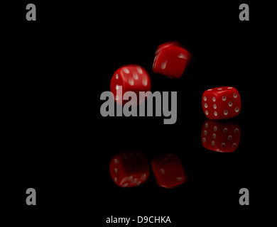 Tre dadi rossi venga gettato, due con movimento su uno sfondo nero con evidenti riflessi. Foto Stock