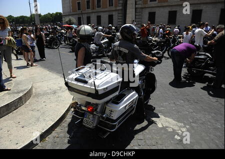 Gli appassionati di Harley-Davidson rotolo in Roma. La bassa rumorosità di alcuni 35.000 Harley Davidson è il sorpasso di brusio di scooter e auto per le strade che circondano il Vaticano, e Domenica sarà ancora presente in Piazza San Pietro. Foto Stock