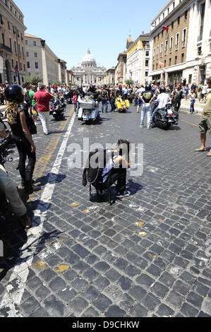 Gli appassionati di Harley-Davidson rotolo in Roma. La bassa rumorosità di alcuni 35.000 Harley Davidson è il sorpasso di brusio di scooter e auto per le strade che circondano il Vaticano, e Domenica sarà ancora presente in Piazza San Pietro. Foto Stock