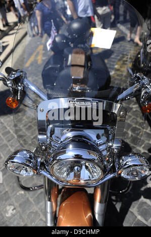 Gli appassionati di Harley-Davidson rotolo in Roma. La bassa rumorosità di alcuni 35.000 Harley Davidson è il sorpasso di brusio di scooter e auto per le strade che circondano il Vaticano, e Domenica sarà ancora presente in Piazza San Pietro. Foto Stock