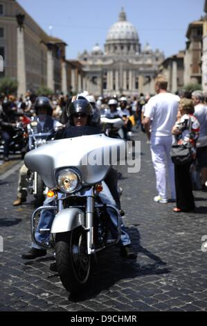 Gli appassionati di Harley Davidson Rider entrano a Roma. La bassa voce di circa 35,000 Harley Davidson sta sorpasso il ronzio di scooter e automobili nelle strade che circondano il Vaticano, e domenica sarà addirittura presente in Piazza San Pietro. Foto Stock