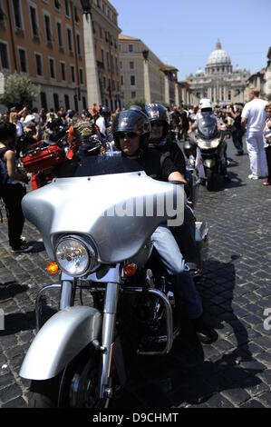 Gli appassionati di Harley Davidson Rider entrano a Roma. La bassa voce di circa 35,000 Harley Davidson sta sorpasso il ronzio di scooter e automobili nelle strade che circondano il Vaticano, e domenica sarà addirittura presente in Piazza San Pietro. Foto Stock