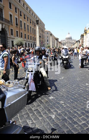 Gli appassionati di Harley-Davidson rotolo in Roma. La bassa rumorosità di alcuni 35.000 Harley Davidson è il sorpasso di brusio di scooter e auto per le strade che circondano il Vaticano, e Domenica sarà ancora presente in Piazza San Pietro. Foto Stock