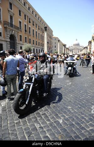 Gli appassionati di Harley Davidson Rider entrano a Roma. La bassa voce di circa 35,000 Harley Davidson sta sorpasso il ronzio di scooter e automobili nelle strade che circondano il Vaticano, e domenica sarà addirittura presente in Piazza San Pietro. Foto Stock