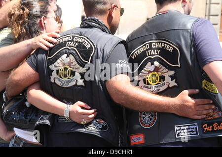 16 giugno 2013 Harley Davidson appassionati convergono su Piazza San Pietro e Città del Vaticano per una benedizione papale durante la messa domenicale a Roma Italia per HD110th anniversario celebrazione europea Foto Stock